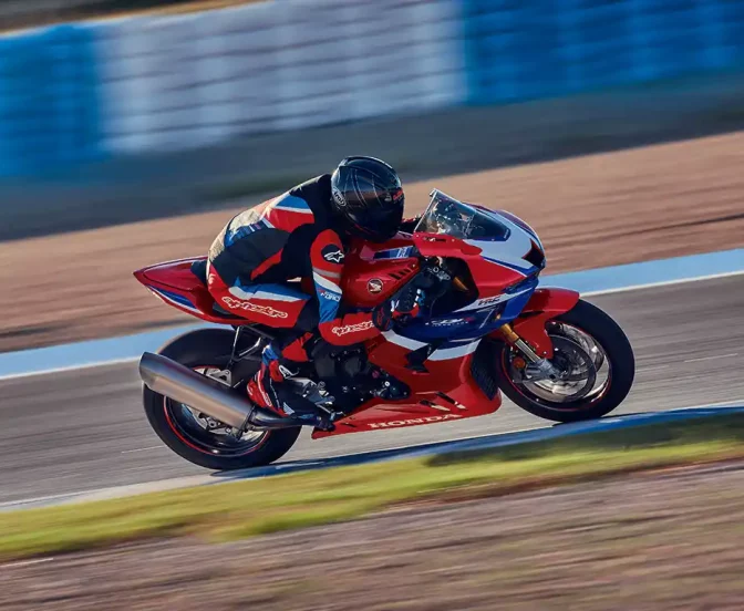 2024-CBR1000RR-R_FIREBLADE_SP_LOCATION_5410_L_7_11zon 2024-CBR1000RR-R_FIREBLADE_SP_LOCATION_5410_L_7_11zon