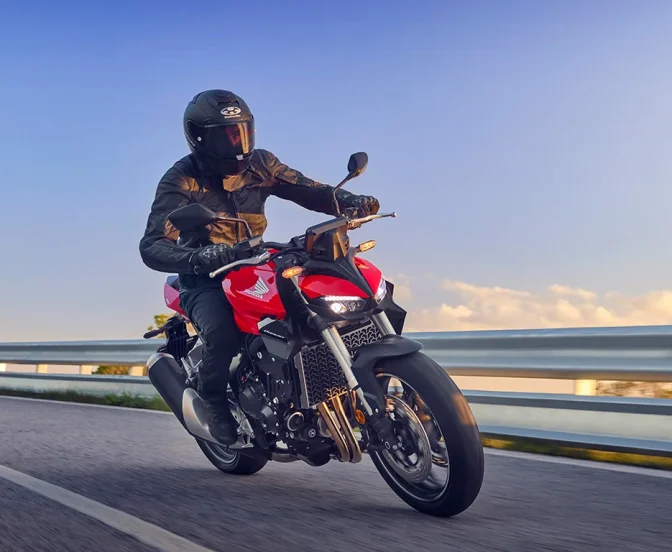 2025-CB1000HORNET_Location_Action_0108_L_Tecnologia – Versão Standard_0 2025-CB1000HORNET_Location_Action_0108_L_Tecnologia - Versão Standard_0