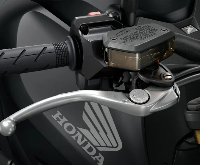 2025-CB1000HORNET_studio_MAT_BALLISTIC_BLACK_METALLIC_SP_Close-Up_FR_Brake_MCRadial_L_Tecnologia – Versão SP 2025-CB1000HORNET_studio_MAT_BALLISTIC_BLACK_METALLIC_SP_Close-Up_FR_Brake_MCRadial_L_Tecnologia - Versão SP