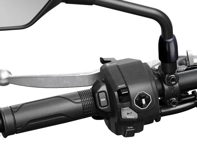 2025-CB1000HORNET_studio_MAT_BALLISTIC_BLACK_METALLIC_SP_Touring_Close-Up_Grip_Heater_L_Segurança – Versão SP 2025-CB1000HORNET_studio_MAT_BALLISTIC_BLACK_METALLIC_SP_Touring_Close-Up_Grip_Heater_L_Segurança - Versão SP