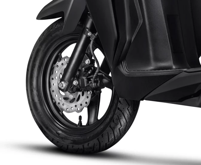 Scooter roxa vista pela direita_0 Scooter roxa vista pela direita_0